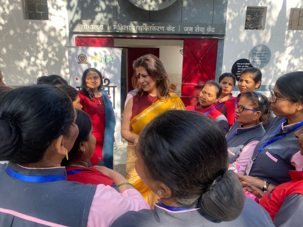 Suparna with women Managing the garima Grih